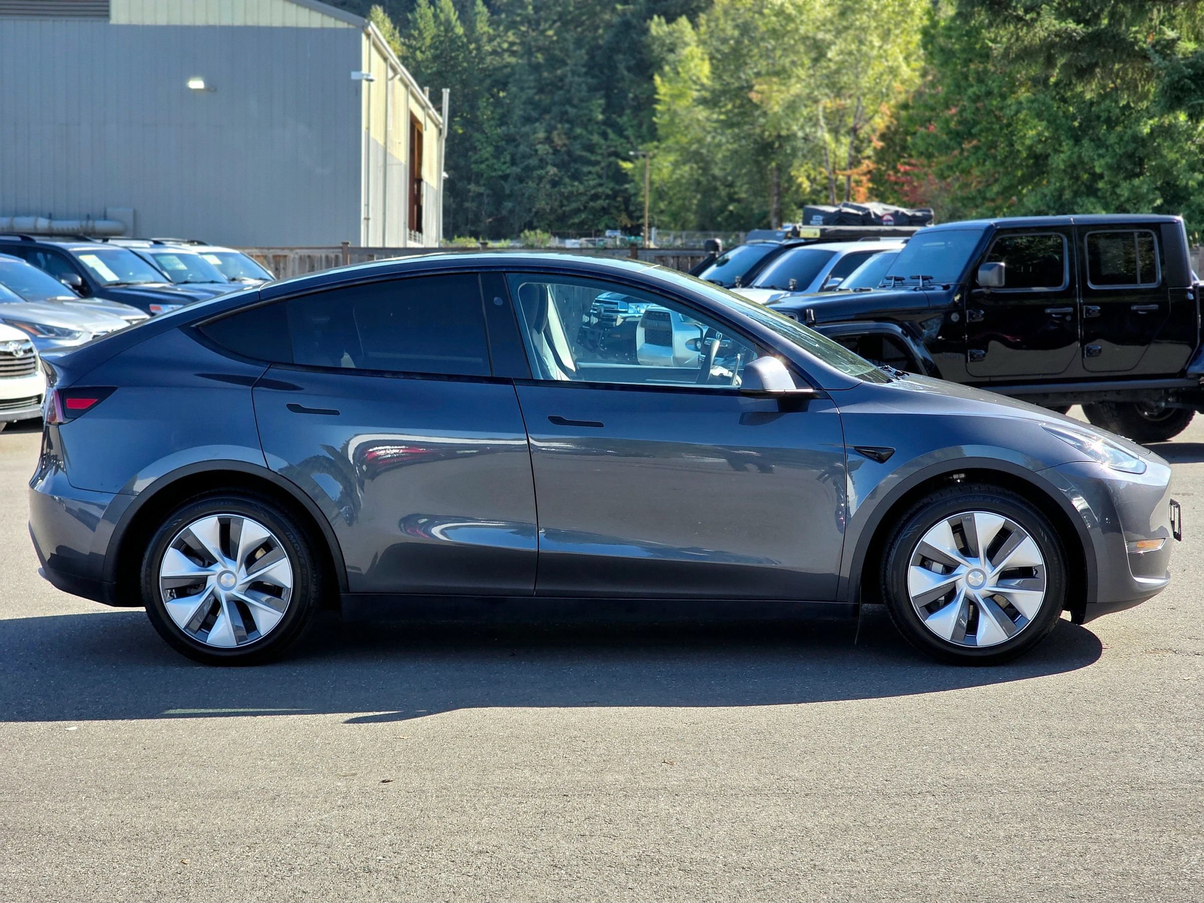 Used 2023 Tesla Model Y Long Range AWD/4WD image 18