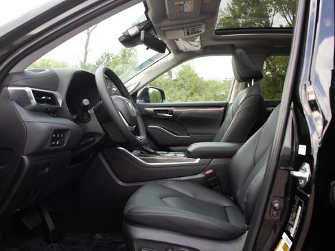 Used 2026 Toyota Highlander Platinum AWD/4WD image 26