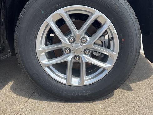 New 2025 Jeep Grand Cherokee Laredo X w/ Luxury Tech Group I image 28