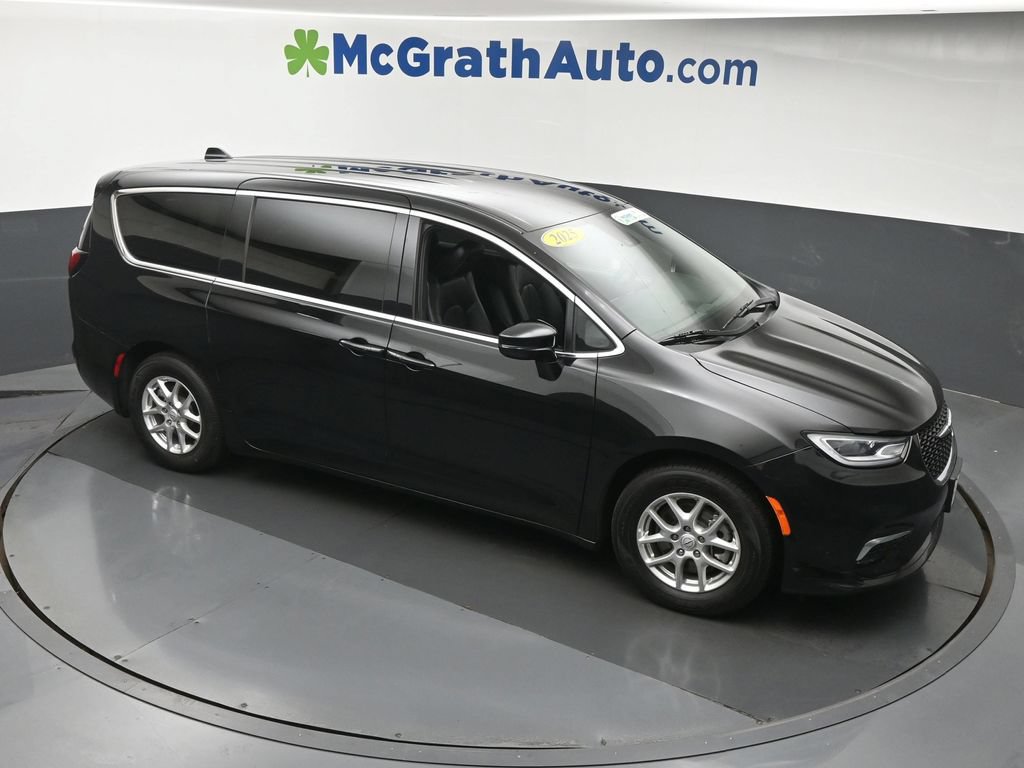 Used 2025 Chrysler Pacifica Select FWD image 3