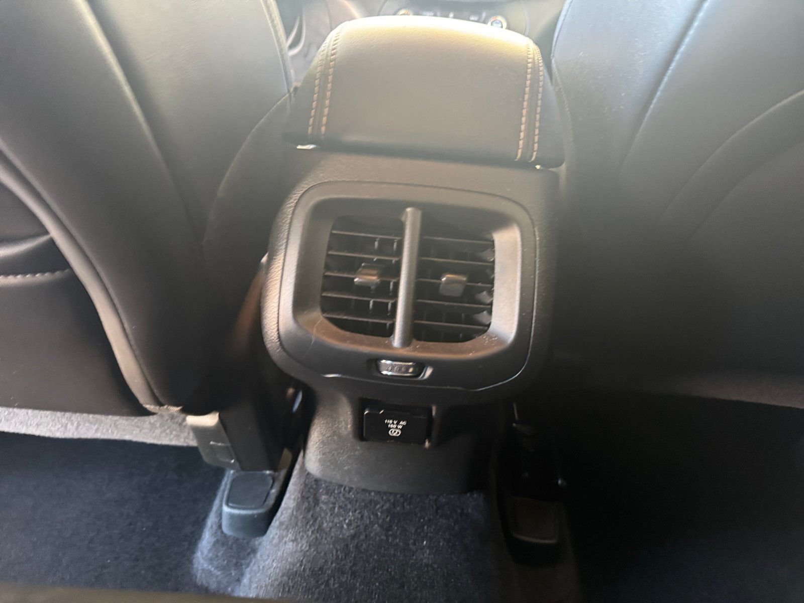 Used 2018 Jeep Cherokee Latitude Plus w/ Comfort/Convenience Group FWD image 25