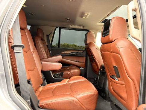 Used 2019 Cadillac Escalade Luxury AWD/4WD image 23