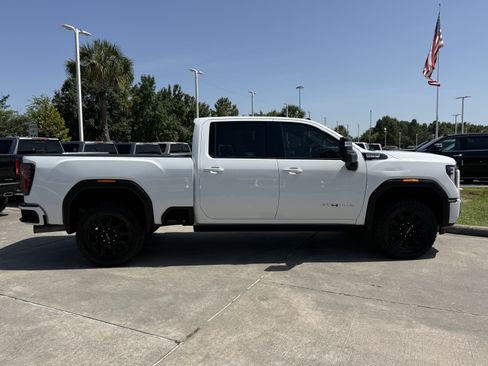 Used 2024 GMC Sierra 2500 AT4 w/ AT4 Premium Plus Package AWD/4WD image 3