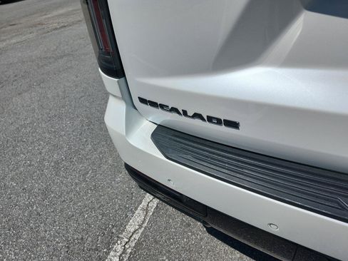 Used 2025 Cadillac Escalade Sport Platinum w/ LPO, ONYX Package AWD/4WD image 4
