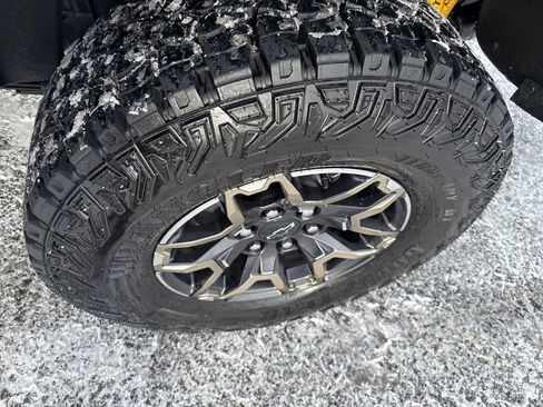 Used 2024 Chevrolet Colorado ZR2 w/ Technology Package image 17