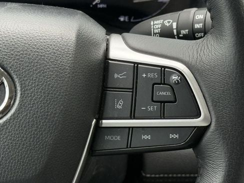 Used 2025 Toyota Sienna XLE FWD image 15