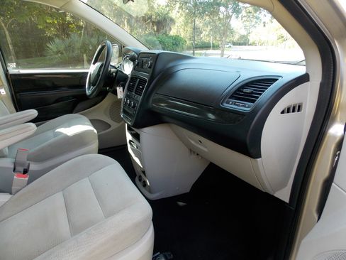 Used 2014 Dodge Grand Caravan American Value Package image 2