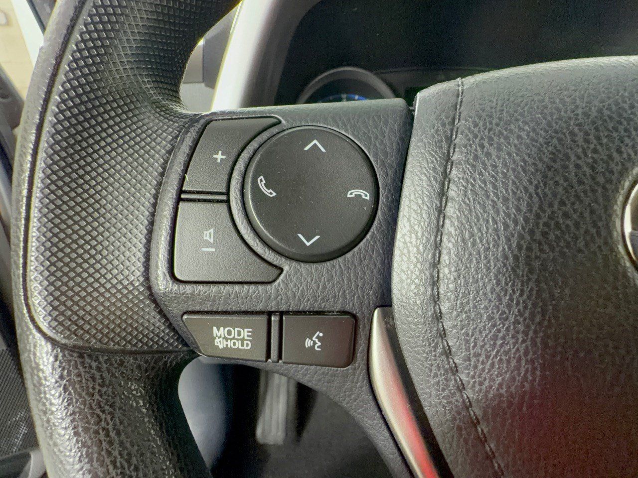 Used 2018 Toyota RAV4 LE w/ Carpet Mat Package AWD/4WD image 18