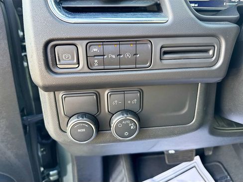 Used 2023 Chevrolet Suburban Premier image 9