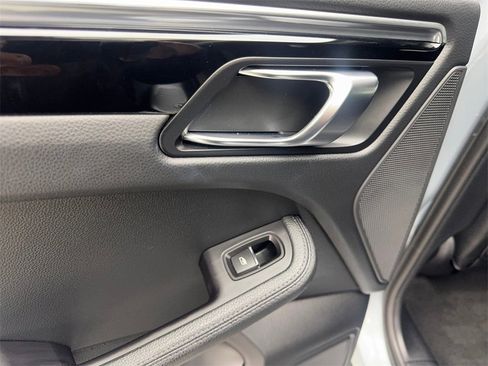 Used 2022 Porsche Macan image 37