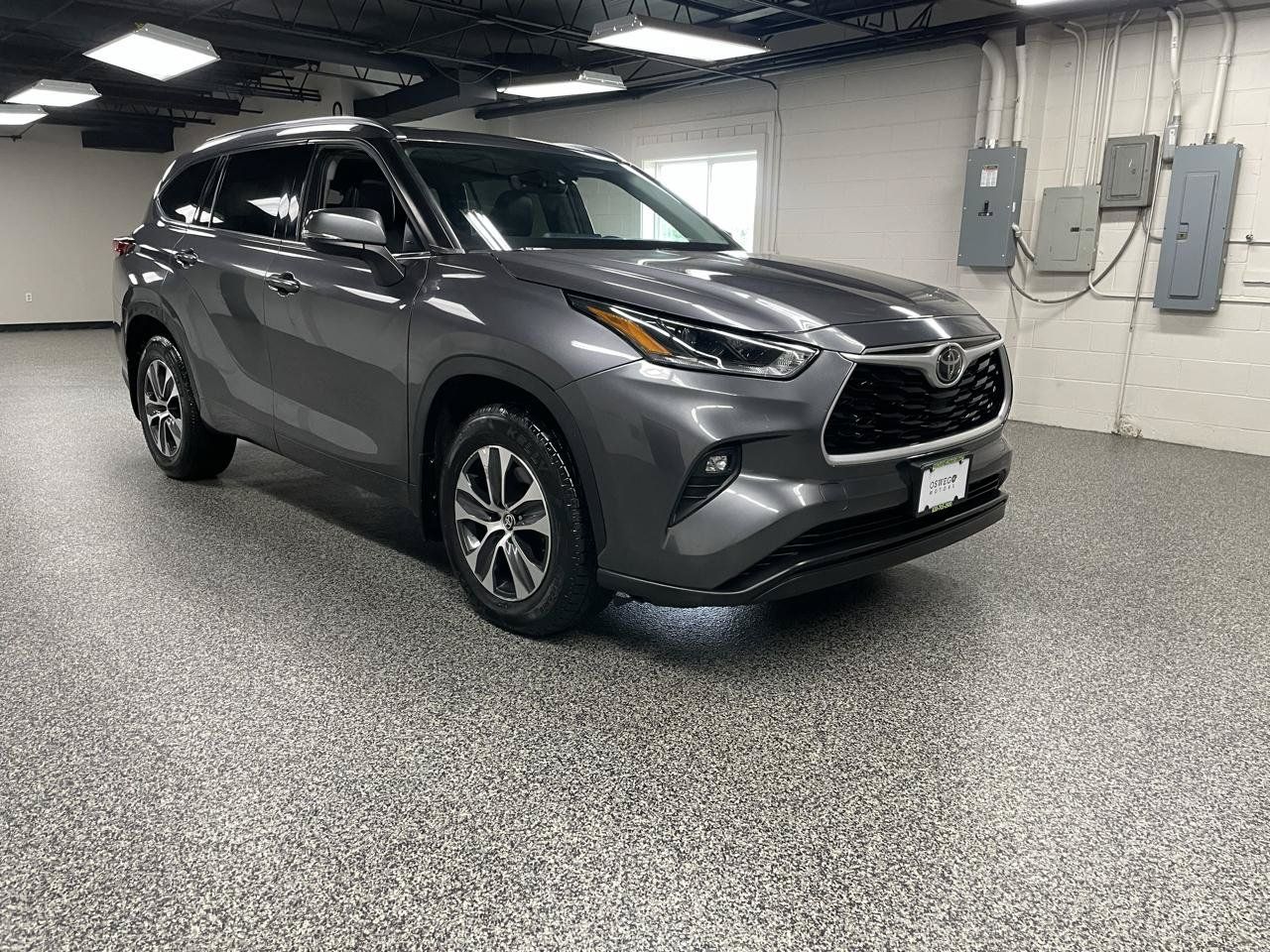 Used 2021 Toyota Highlander XLE AWD/4WD image 4