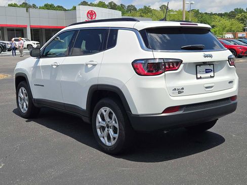 Used 2025 Jeep Compass Latitude AWD/4WD image 8