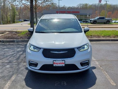 Used 2023 Chrysler Pacifica Touring image 5