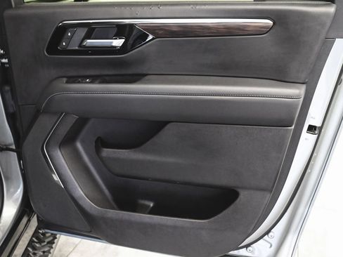 Used 2025 Chevrolet Suburban Z71 AWD/4WD image 12