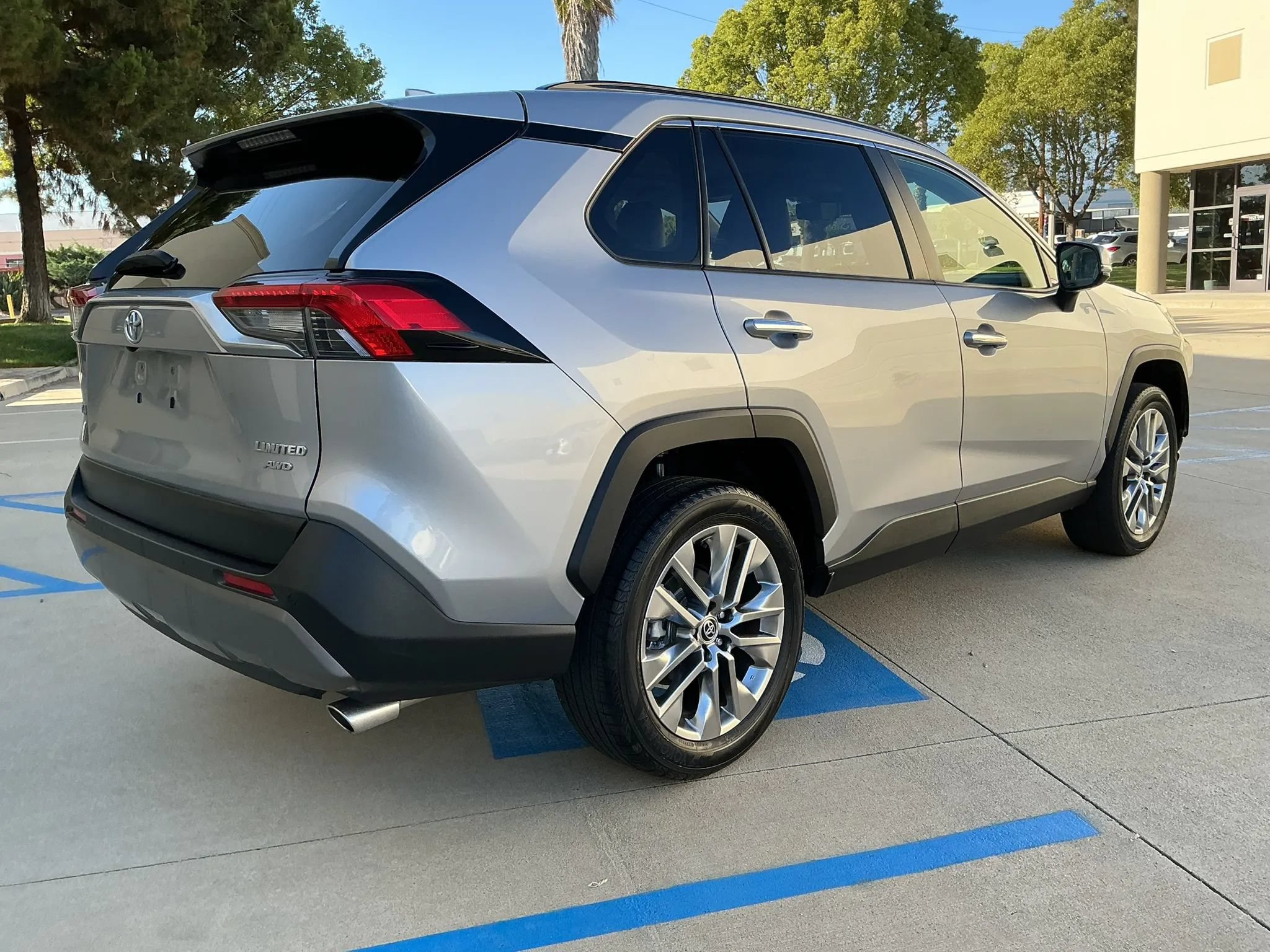 Used 2021 Toyota RAV4 Limited AWD/4WD image 6