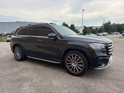 Used 2025 Mercedes-Benz GLS 580 4MATIC image 3