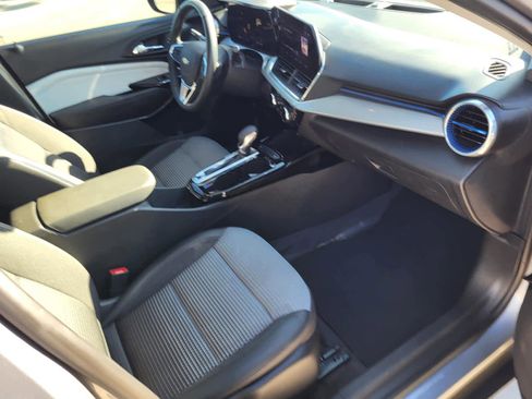 Used 2025 Chevrolet Trax LT w/ LT Convenience Package image 9