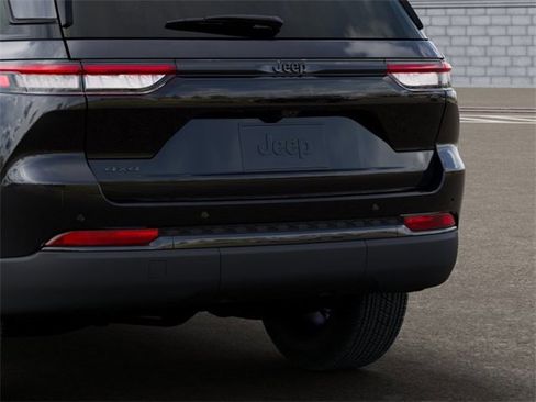 New 2025 Jeep Grand Cherokee Altitude image 13