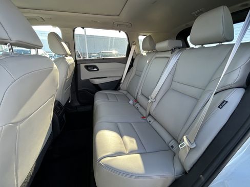 Used 2023 Nissan Rogue SL w/ SL Premium Package image 11