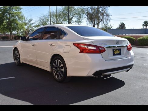 Used 2016 Nissan Altima 2.5 SL w/ 2.5 Technology Package FWD image 6