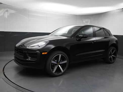 Certified 2025 Porsche Macan image 1