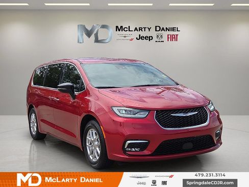 Used 2025 Chrysler Pacifica Select FWD image 1