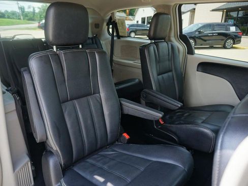 Used 2014 Chrysler Town & Country Touring FWD image 28
