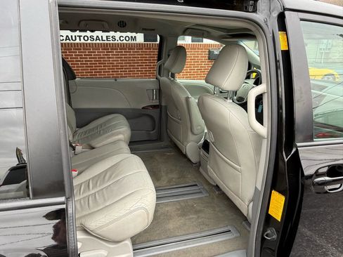 Used 2014 Toyota Sienna XLE image 18