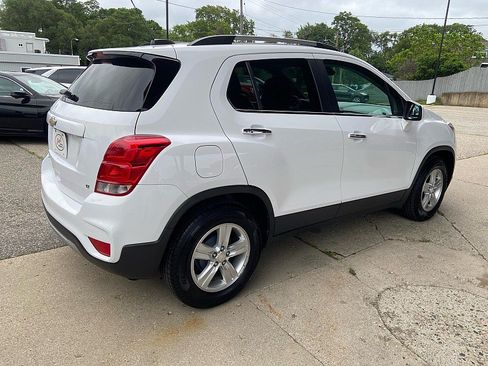 Used 2017 Chevrolet Trax LT w/ LT Convenience Package FWD image 4