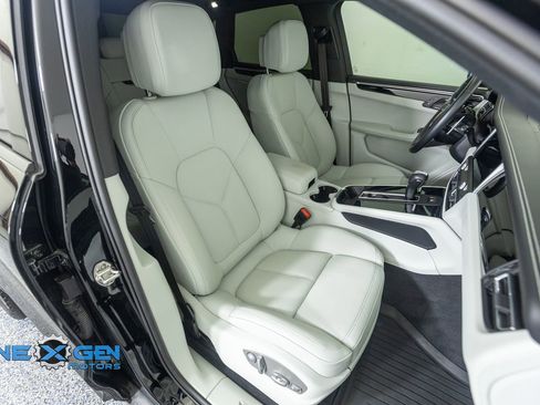 Used 2024 Porsche Macan AWD/4WD image 47