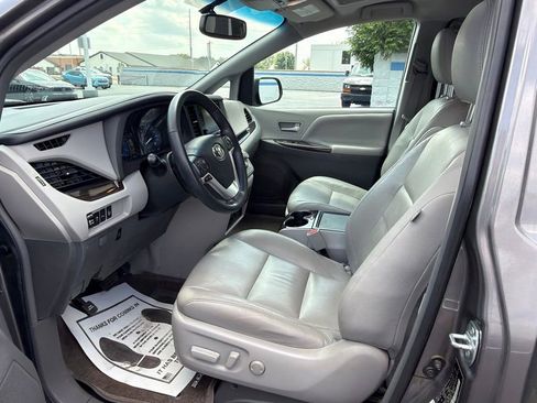 Used 2017 Toyota Sienna XLE Premium FWD image 17