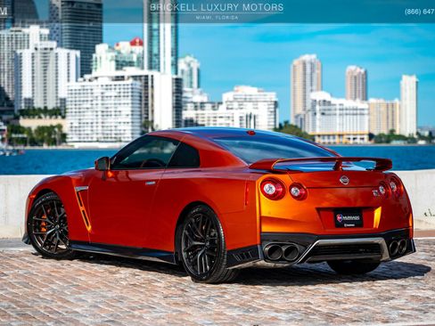 Used 2017 Nissan GT-R Premium w/ Premium Interior Package image 5