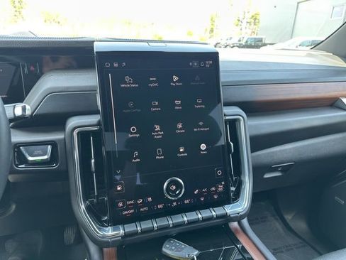 Used 2025 GMC Yukon Denali AWD/4WD image 28