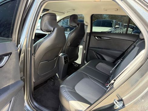 Used 2023 Kia Niro EX image 9