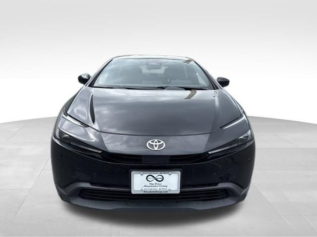 Used 2025 Toyota Prius LE AWD/4WD image 3