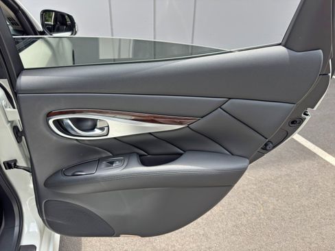 Used 2019 INFINITI Q70 Luxe RWD image 45