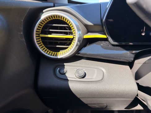 Used 2024 Chevrolet Trax ACTIV w/ Sunroof Package image 24