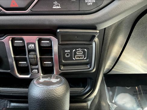 Used 2025 Jeep Wrangler Unlimited Sahara AWD/4WD image 16