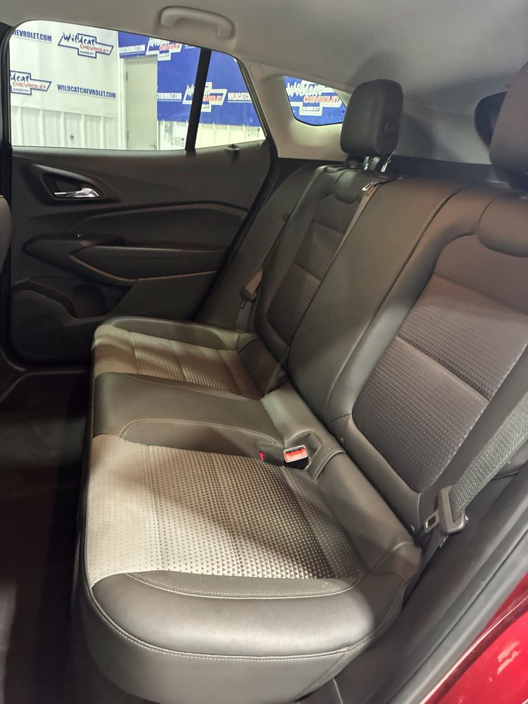 Used 2025 Chevrolet Trax LT FWD image 30