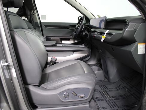 Used 2024 Kia EV9 Light RWD image 9