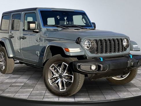 Used 2024 Jeep Wrangler Unlimited AWD/4WD image 2