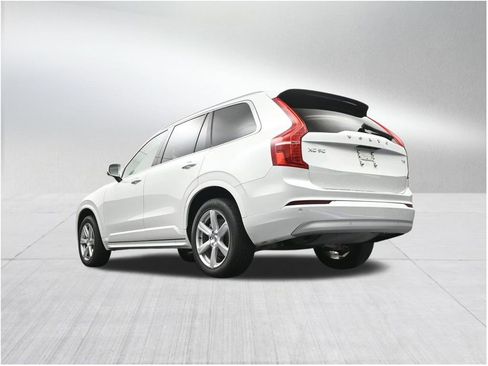 Used 2022 Volvo XC90 T5 Momentum FWD image 25