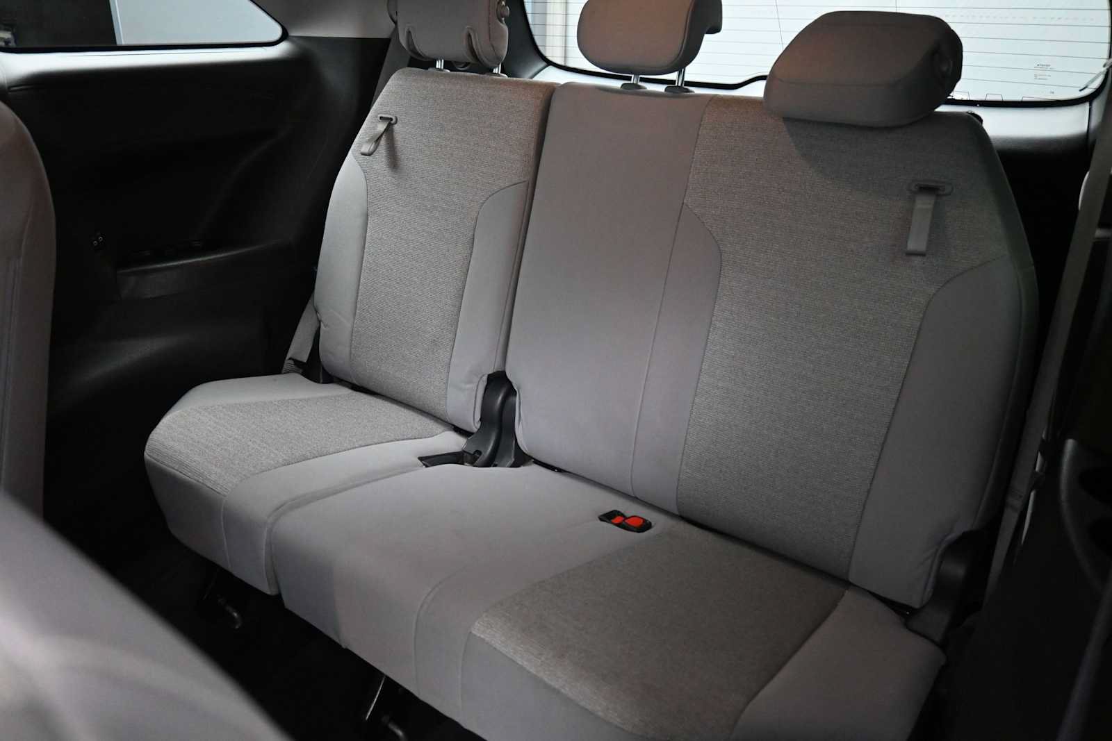Used 2025 Toyota Sienna LE FWD image 20