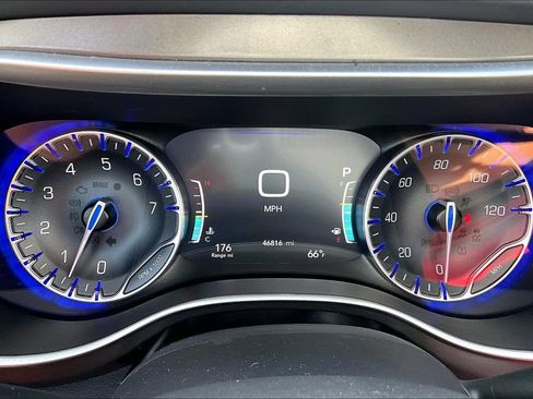 Used 2024 Chrysler Pacifica Touring-L FWD image 27