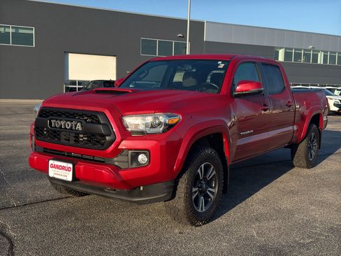 Used 2017 Toyota Tacoma TRD Sport w/ Tow Package AWD/4WD image 2