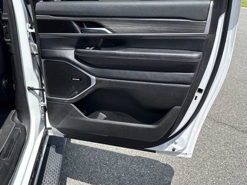 Used 2024 Jeep Wagoneer L Series II RWD image 16