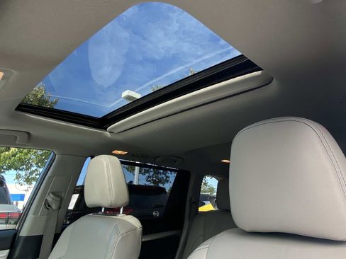 Used 2019 Toyota Highlander XLE image 16