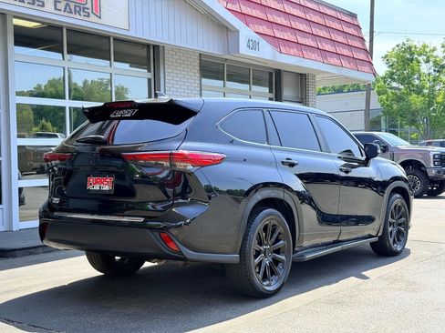 Used 2023 Toyota Highlander L FWD image 3