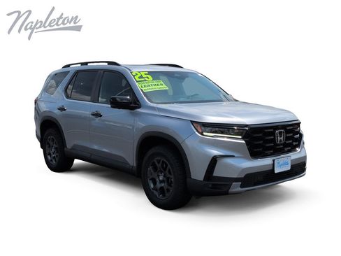Used 2025 Honda Pilot TrailSport image 8