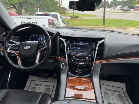 Used 2017 Cadillac Escalade Premium Luxury AWD/4WD image 15